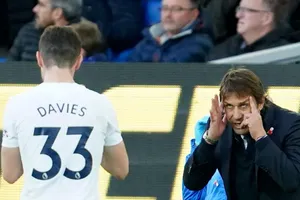 Conte dạy cầu thủ Tottenham chơi bóng bằng... cái đầu