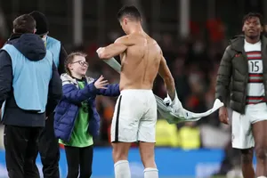 Hình ảnh dễ thương fan nữ nhí xin áo đấu Ronaldo