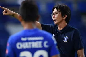 ‘Tướng hụt’ bầu Đức ra đi, lập tức Suarez lập hat trick