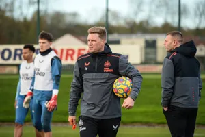 Trận đầu nóng bỏng, HLV Howe đã phải ở nhà chỉ đạo Newcastle