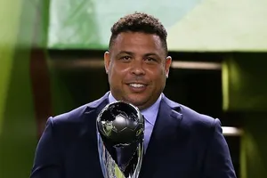 'Gã chủ tịch béo' bị fan Cruzeiro 'ném đá' tơi tả