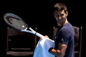 Djokovic từ chối tháo khẩu trang 5 phút để chụp hình