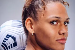 Con gái huyền thoại bóng rổ được vào đội tuyển bóng đá Mỹ