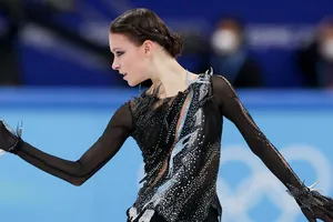 Valieva dính Doping vì dùng chung cốc với ông mình?