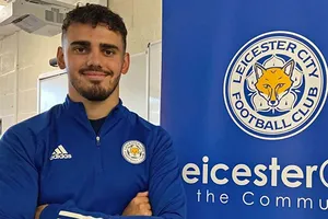 Từ Leicester đến thẳng Campuchia đá bóng