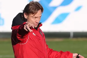 HLV Karpin nói về đợt “tập trung gió” của tuyển Nga