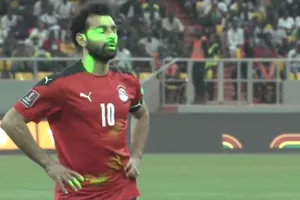 Clip Salah bị laser chiếu, đá hỏng phạt đền