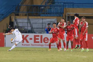 Trước khi rời CLB Hà Nội, Văn Quyết “dạy” Quang Hải