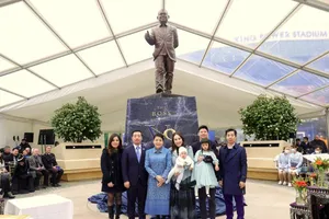 Tạc tượng tỉ phú quá cố ở King Power