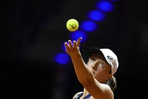 Swiatek thì thương VĐV Nga, còn Lewandowski ghét