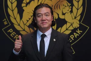 Kim Pan-gon khuyên hoàng tử Ismail quay lại bóng đá