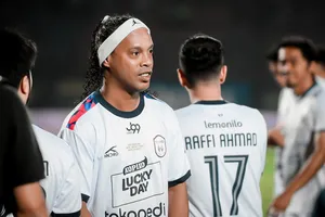 Xem Ro "vẩu" đi đá phủi ở Indonesia