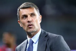 Maldini ký hợp đồng mới với AC Milan hai năm nữa