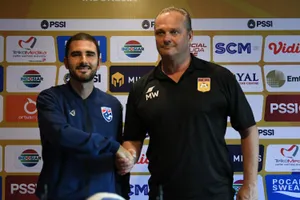 Bóng đá Thái lớn hơn, nhưng tôi tôn trọng Lào