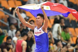 Nhà vô địch SEA Games 31 bị Mỹ giữ 12 giờ