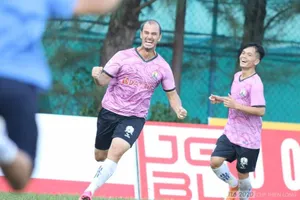 B. Bình Dương đưa Kesley ra sân và Tuấn “nhím” ngồi ghế nóng