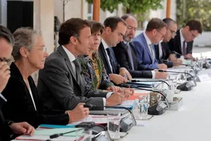 Olympic 2024 khó quá, Tổng thống Macron phải họp khẩn