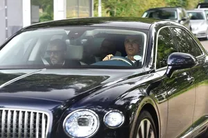 Ronaldo chở "cò" Mendes đến Carrington nói chuyện với Ten Hag và Sir Alex