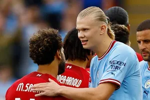 Chùm ảnh hai siêu sao tiền đạo đối đầu ở Siêu cúp Anh