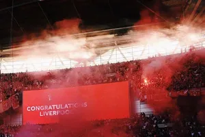 Đốt pháo sáng trong sân, truy tố hình sự