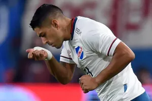 Quy cố hương, Suarez đá trận đầu tiên ở Nacional