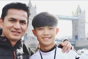 Cậu bé đội “Lợn lòi” suýt chết ở động Luang được học bổng Leicester City