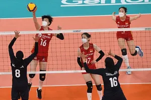 Tuyển Trung Quốc bắt VĐV mang khẩu trang đánh bóng chuyền