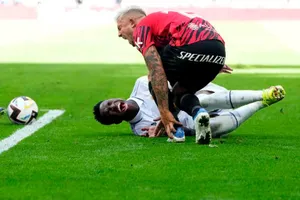 Bị đối thủ làm tổn thương, Real Madrid vẫn lấy lại ngôi đầu từ Barcelona