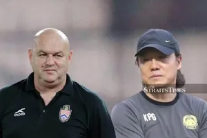 Dư luận Malaysia “đổ dầu vào lửa” vụ HLV Kim và Hodak