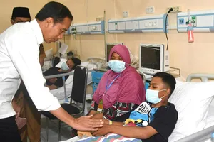 Tổng thống Widodo đến bệnh viện thăm các nạn nhân và sân Kanjuruhan sau thảm kịch