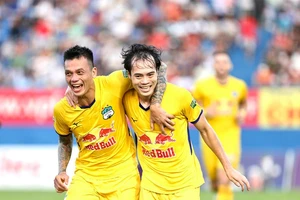 Thầy trò Kiatisak trụ hạng thành công