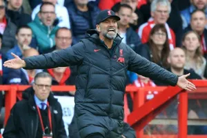 Klopp cũng phải... 'nổi khùng' với truyền thông