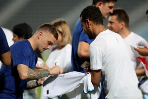 Tuyển Anh mệt mỏi ở Qatar, tặng vé xem World Cup cho công nhân