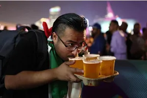 Vì sao Qatar 'quay xe' cấm bán bia rượu tại World Cup 2022?