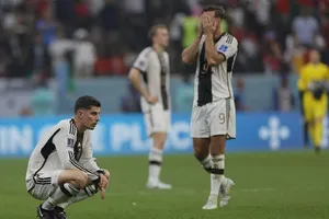 Tuyển Đức tự giận mình rồi nhìn sang Ý để an ủi