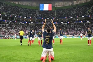 Giroud phản bác những đàm tiếu chê anh 'chân gỗ'