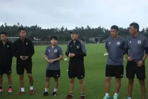 HLV Shin Tae-yong và tuyển Indonesia đến Bali bắt đầu chiến dịch vàng AFF Cup