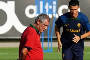 HLV Santos giải thích vì sao để Ronaldo ngồi dự bị