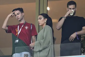 Ronaldo còn khiến bạn thân Goergina bực tức dài dài