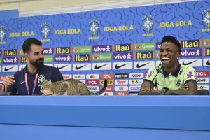 Mèo lên bàn họp báo ‘ám’ đội tuyển Brazil?