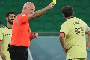 Khi Chủ tịch FIFA trải nghiệm 'nghề làm dâu trăm họ'