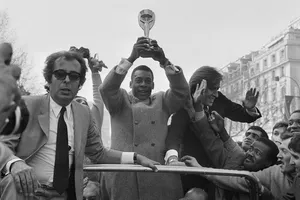 HLV Feola kể về áp lực 'dùng thiếu niên' Pele đá World Cup 1958