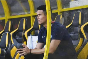 Đội nhà thua tan nát mà “đại sứ” bóng đá lại cười vui vẻ