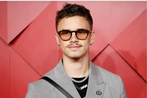 Con trai Beckham về Brentford