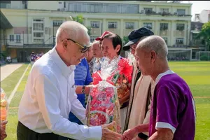 Ấm cúng buổi tri ân trao quà Tết các cựu cầu thủ
