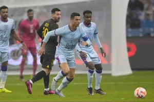 Messi đánh bại Ronaldo