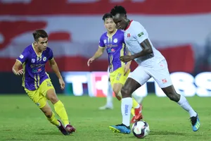 Huấn luyện viên Bandovic và Chu Đình Nghiêm 'so găng' 