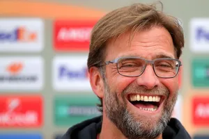 Klopp cười cợt cách “ném tiền qua cửa sổ” của Chelsea