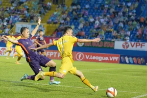 Chủ nhà B. Bình Dương suýt thua HA Gia Lai