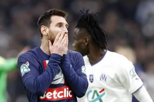 Chùm ảnh Messi và Neymar bị "làm nhục" ở Marseille